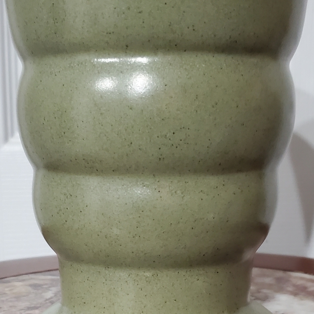 Vntg 8 1/4" Green Pottery Vase - Picture 5 of 8